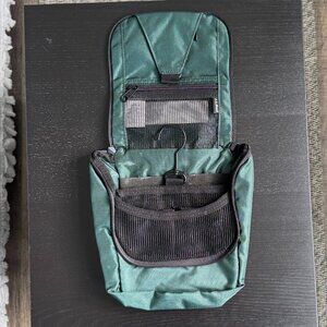 LLBEAN TRAVELER Hanging Toiletry Bag Hunter Green